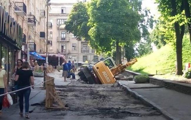 У центрі Києва провалився трактор в асфальт