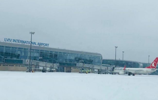 Снегопад во Львове: отменяют авиарейсы, в области запретили движение грузовиков