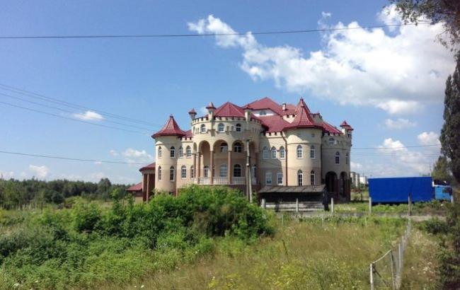 "Дворец с видом на Евросоюз": в сети обсуждают село в Карпатах