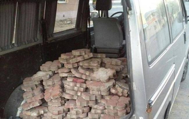 В Ужгороде мужчина пытался украсть уличную брусчатку