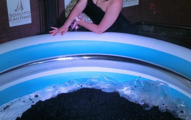 "Розваги патріотів": у Москві влаштували бійку моделей в басейні з чорною ікрою