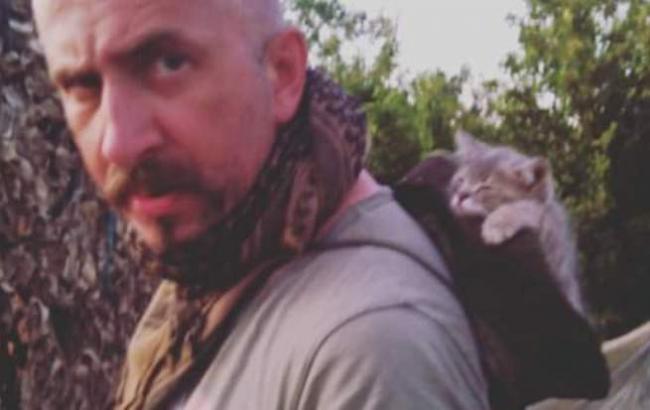 Друзья Василия Слипака забрали его фронтового кота в Париж