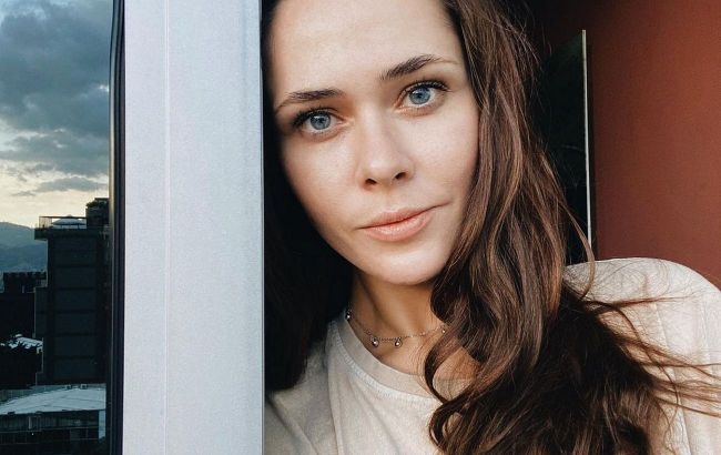 Две бусинки: Юлия Санина умилила фанатов фото с необычной прической и своей девочкой на руках