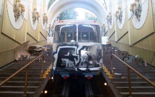 Открытие откладывается: киевский фуникулер разрисовали вандалы