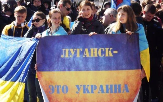 В Луганске школьники спели гимн Украины