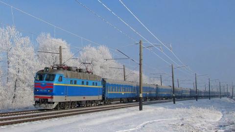"Не ешь все бутерброды": пассажиры поезда Рахов-Киев застряли в поле