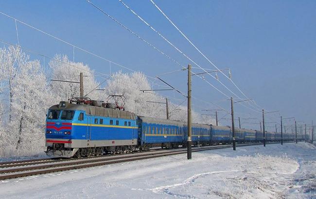 "Не ешь все бутерброды": пассажиры поезда Рахов-Киев застряли в поле