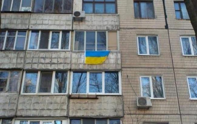 У Брянську поліцейські погрожували жителю, повесившему на балконі прапор України