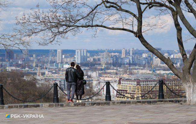 На сході очікуються пориви вітру, місцями в країні дощі: погода на завтра