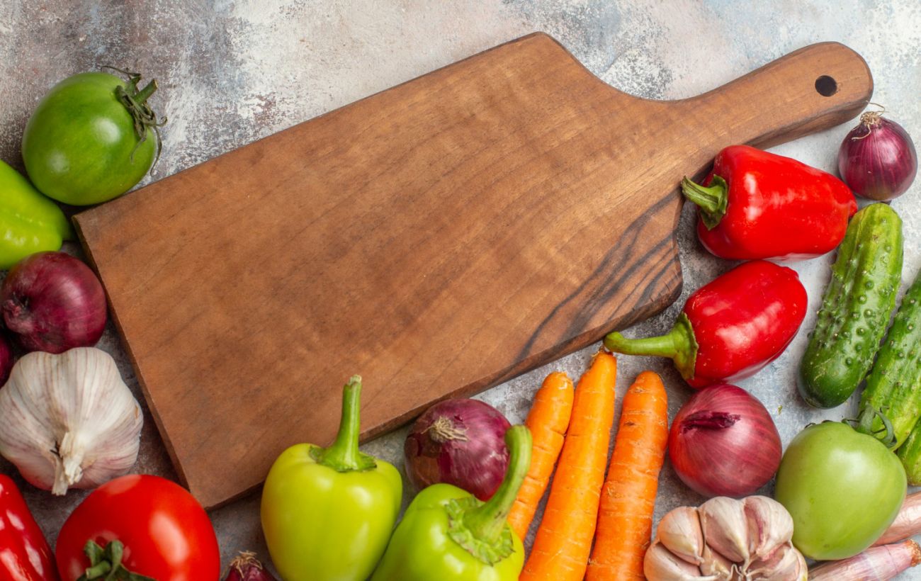 Три способи очищення кухонної дошки, щоб надійно видалити усі бактерії