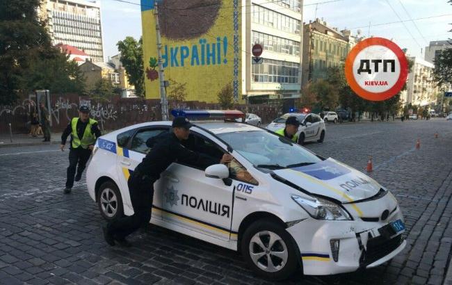 В Киеве патрульные врезались в машину инкассаторов