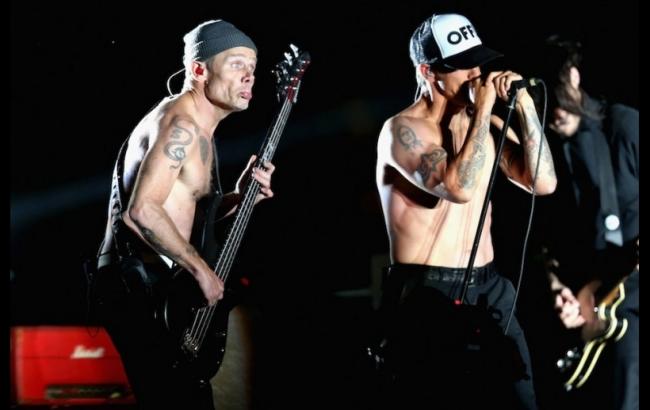 Гитарист RHCP сыграл на украинской бандуре