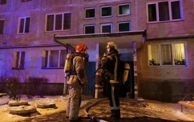 У Києві горіла багатоповерхівка, двоє людей постраждали