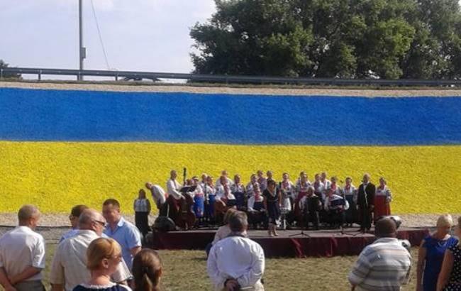 На Киевщине создали самый большой флаг Украины из камня