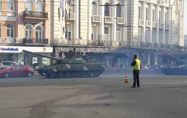 Военная техника в ходе репетиции парада в Киеве повредила дороги, - "Киевавтодор"