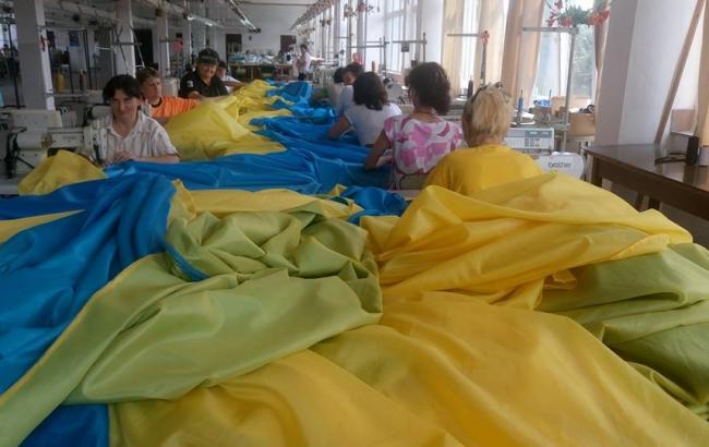 В Ужгороде ко Дню Государственного флага пошили 100-метровый национальный символ