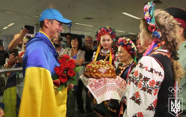 Украинских каноистов в аэропорту встретили караваем