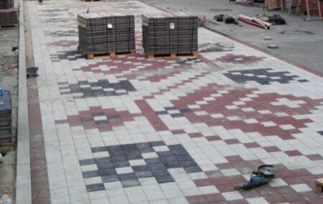 На тротуарі в центрі Києва з'явився український орнамент
