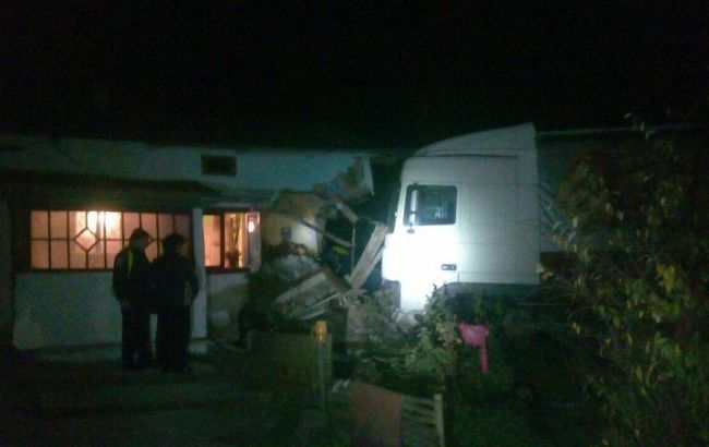 У Львівській області вантажівка протаранила будинок