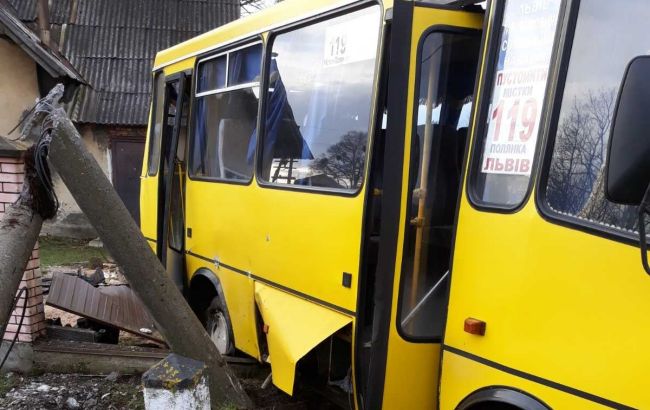 У Львівській області потяг протаранив автобус на переїзді, є потерпілі