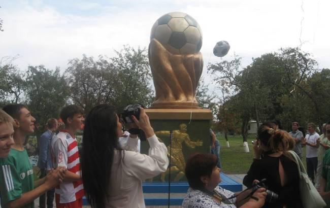 На Полтавщині замість Леніна встановили пам'ятник футбольному м'ячу