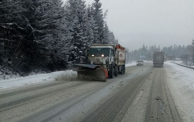 Львовскую область засыпает снегом. Одну из трасс закрыли для грузовиков