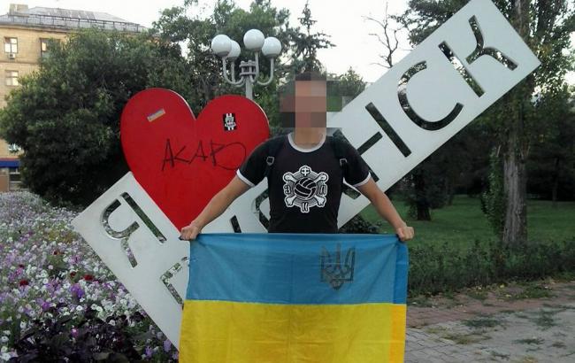 В центре Луганска развернули украинский флаг