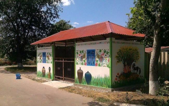 На Одещині з'явилися креативні будиночки для сміттєвих контейнерів