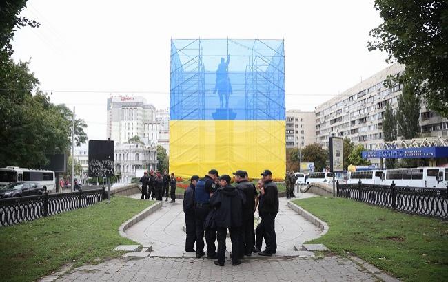 В Киеве памятник Щорсу "декоммунизировали" государственными флагами