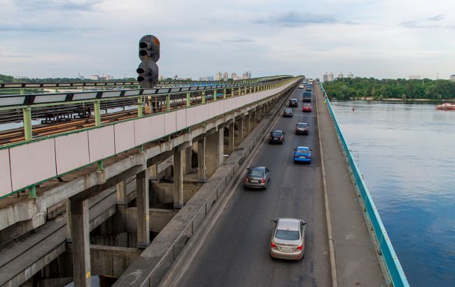 У Києві завтра на ніч обмежать рух по мосту Метро