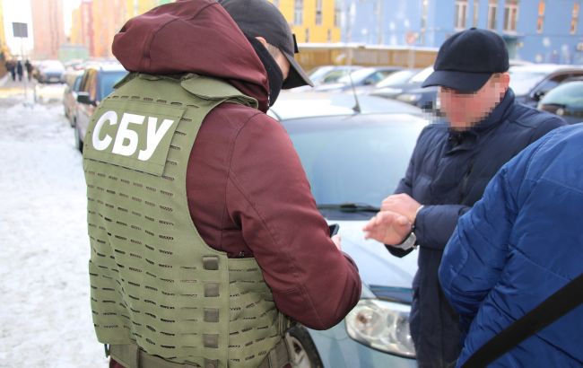В Киеве СБУ задержала за взятку двух чиновников Минюста