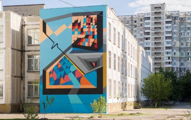 На фасаде школы в Киеве появилась абстрактная фреска