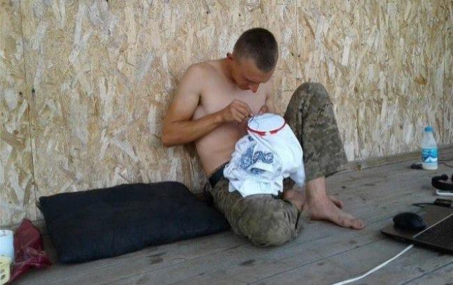 "Хороший релакс": в сети показали "карателя"-вышивальщика из АТО