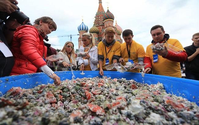 В центре Москвы россиянам скормили 20 тонн салата из грузовика