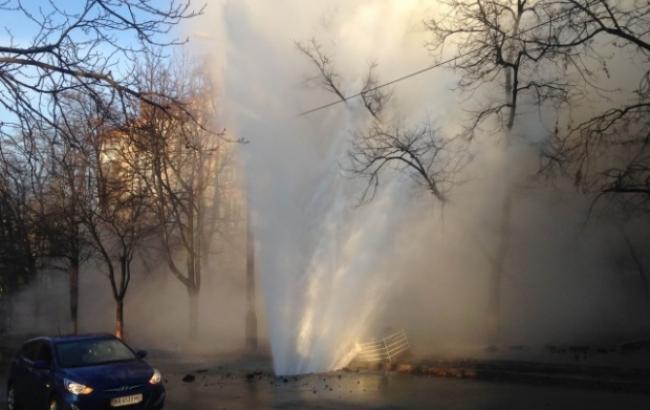 В Печерском районе Киева прорвало трубопровод, повреждено дорожное покрытие