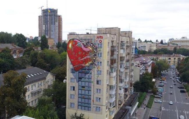 У Києві з'явився мурал про "братньої любові" Росії до України