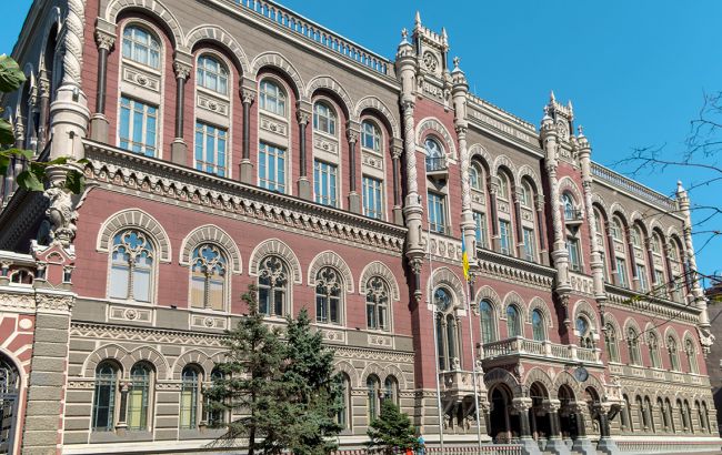 НБУ на 30 березня зміцнив курс гривні до долара до 27,04