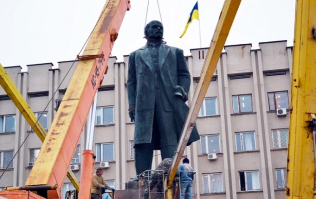 В Бердянске и Измаиле снесли памятники Ленину