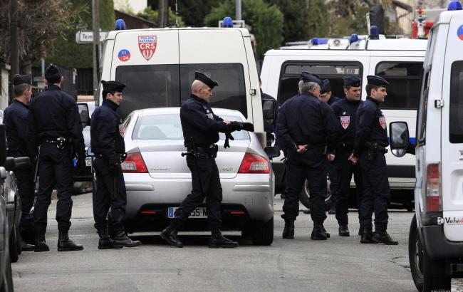 Полиция преследует машину с вооруженными пассажирами под Парижем