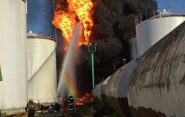 Пожар на нефтебазе под Киевом полностью потушен, - ГСЧС