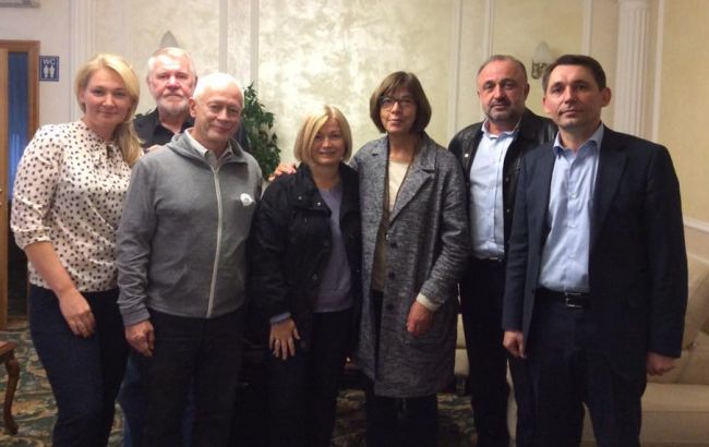 Депутати Європарламенту відвідають Донбас поблизу лінії фронту