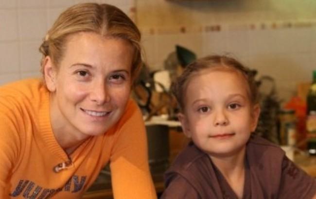 Дочка Андрія Кончаловського і Юлії Висоцької йде на поправку