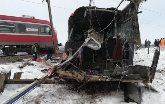 У Сербії поїзд на переїзді протаранив шкільний автобус, є жертви