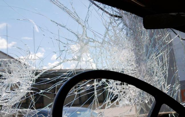 В Азербайджане микроавтобус столкнулся с грузовиком, есть раненые