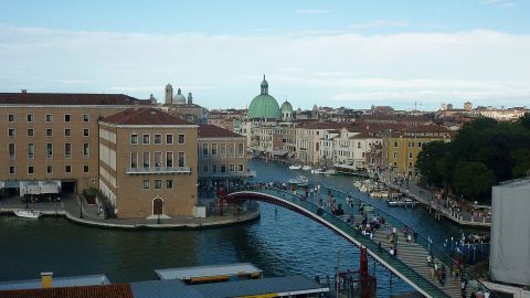 Скандальний скляний міст у Венеції закриють після численних скарг: названі причини