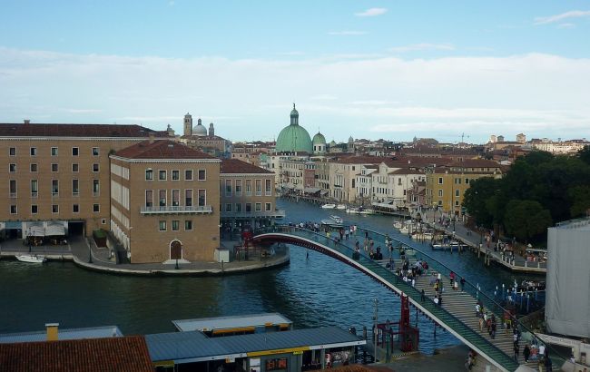 Скандальний скляний міст у Венеції закриють після численних скарг: названі причини