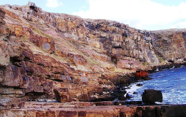 Бандеролі від "Байрактарів". Збройні сили оприлюднили відео удару по ворогу на острові Зміїний