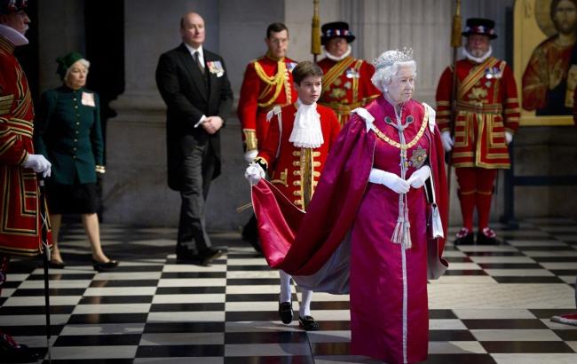 Королева Великобританії нагрянула на весілля перукарів