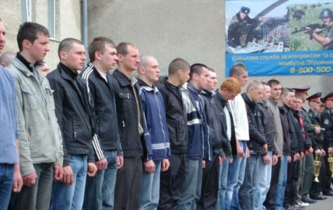 На военную службу весной этого года призвали более 14 тысяч человек