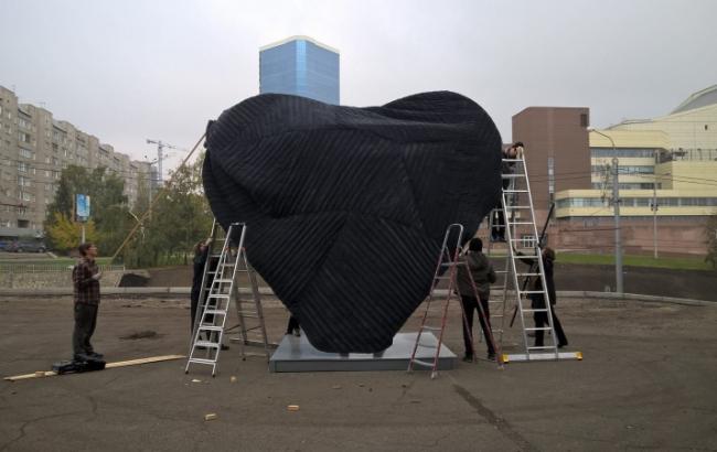 "Ватное сердце Родины": в Красноярске появился необычный арт-объект
